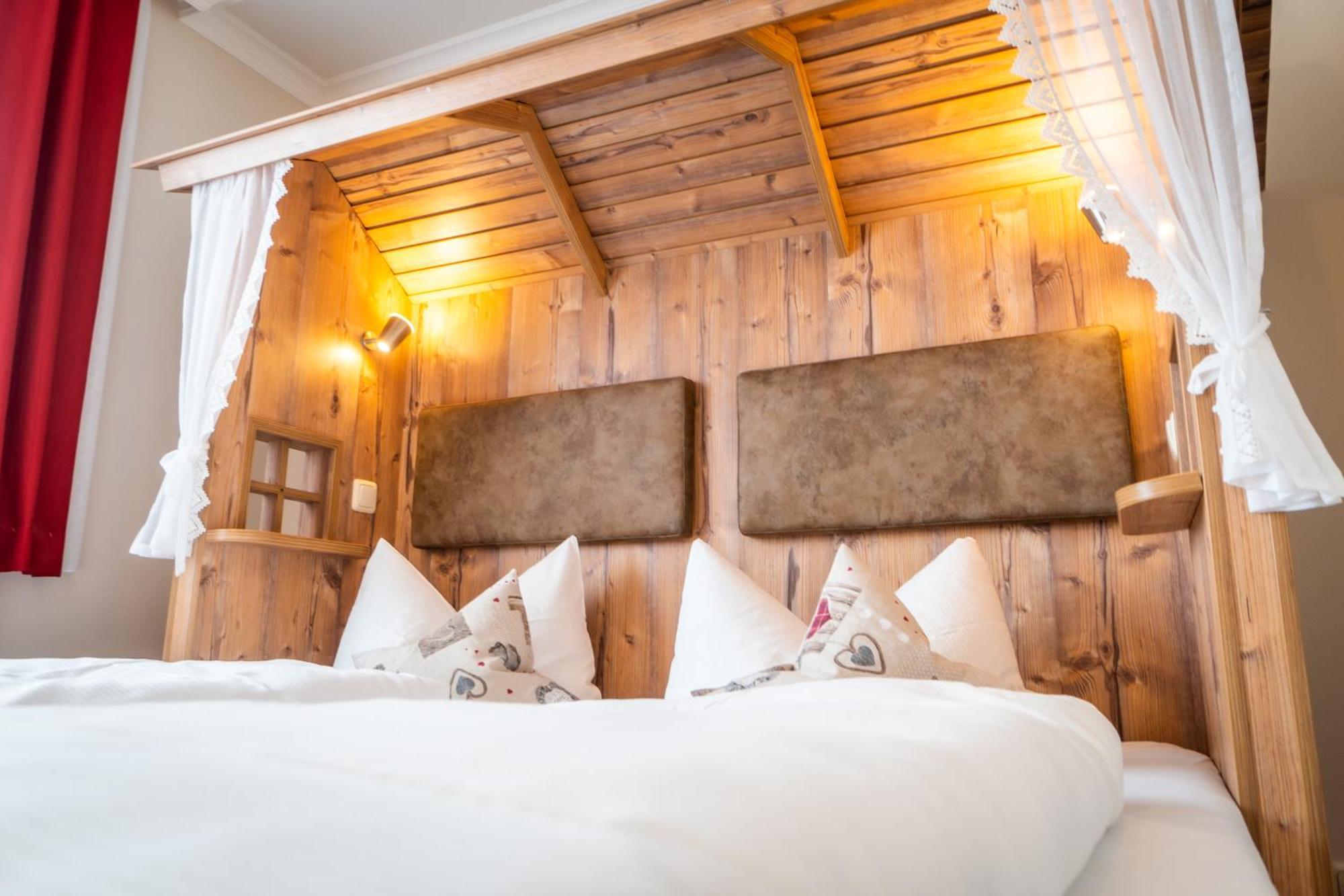 Landhotel Zur Gruenen Kutte Bernshausen ภายนอก รูปภาพ