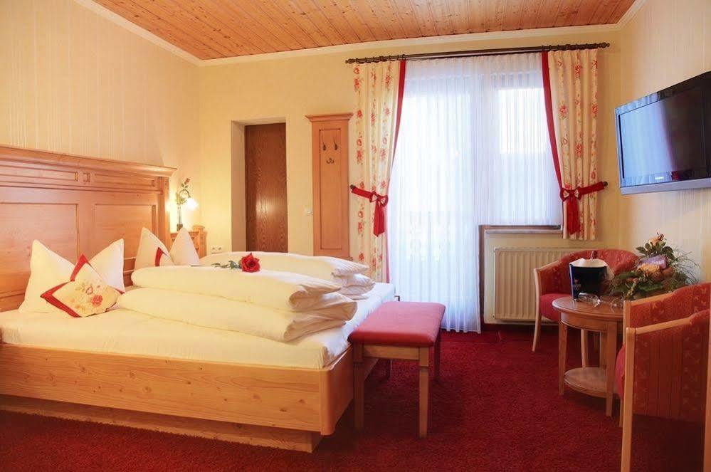 Landhotel Zur Gruenen Kutte Bernshausen ภายนอก รูปภาพ